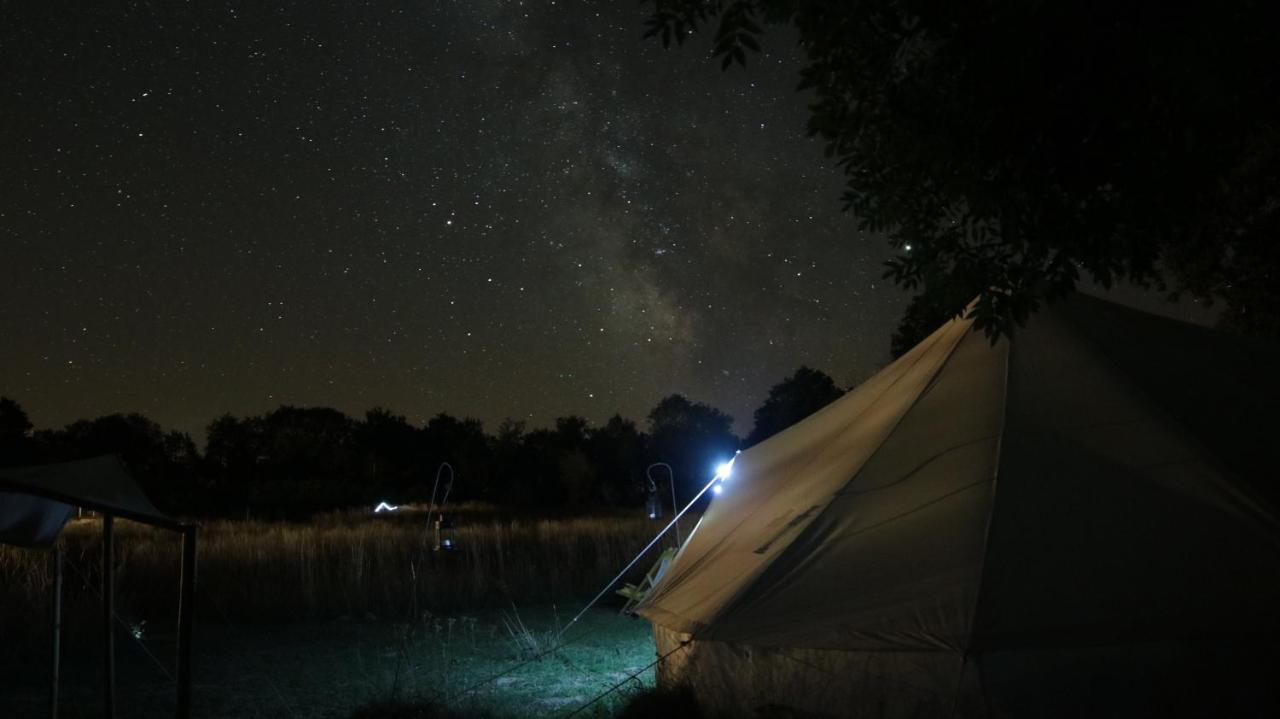 La Toile Sous Les Etoiles Hotel Charron  Екстериор снимка